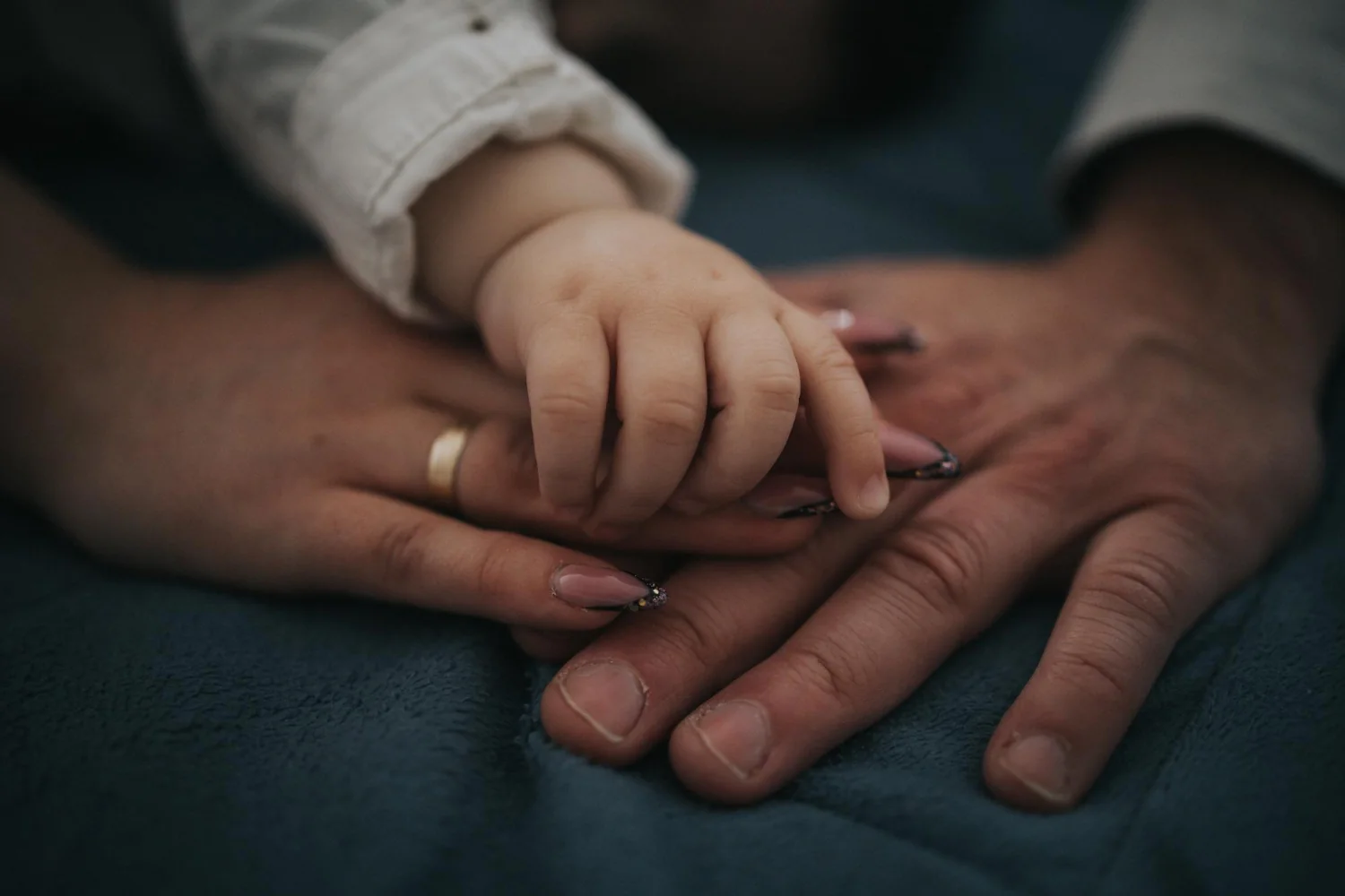 Mains d’une famille réunies