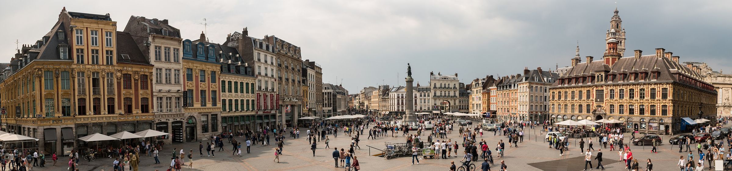 Vue panoramique de jour de la Grand-Place de Lille