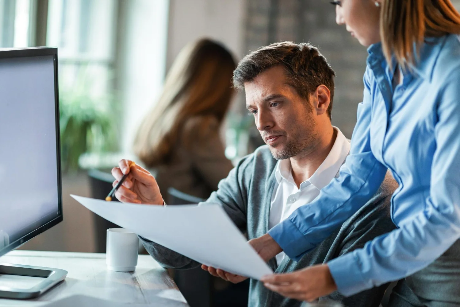 Deux professionnels analysant ensemble des documents